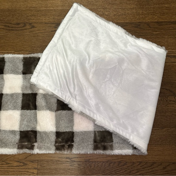 Koolaburra by UGG Faux Fur Taupe/White Checkered Table Runner ~ 70"x14” - Picture 7 of 7